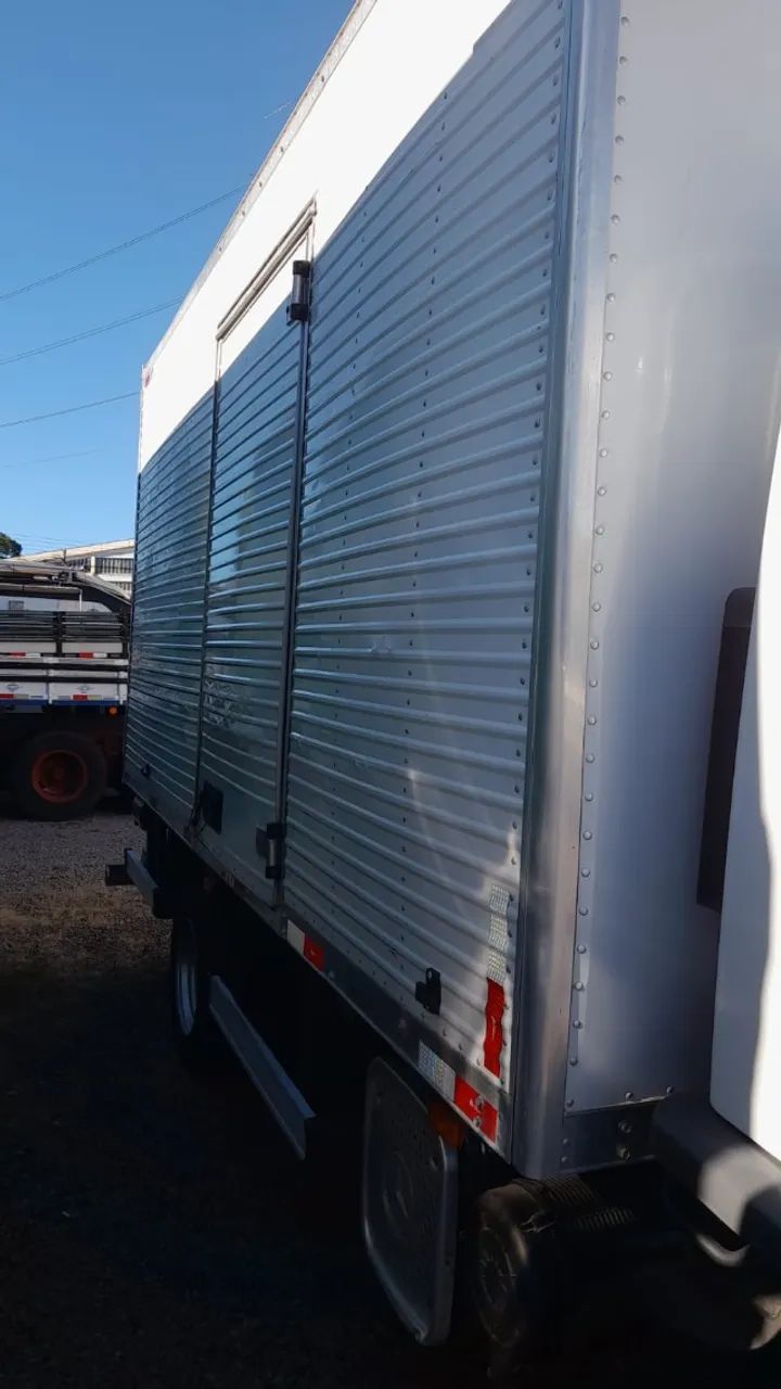 Accelo 815 com baú, e plataforma. - Foto 5