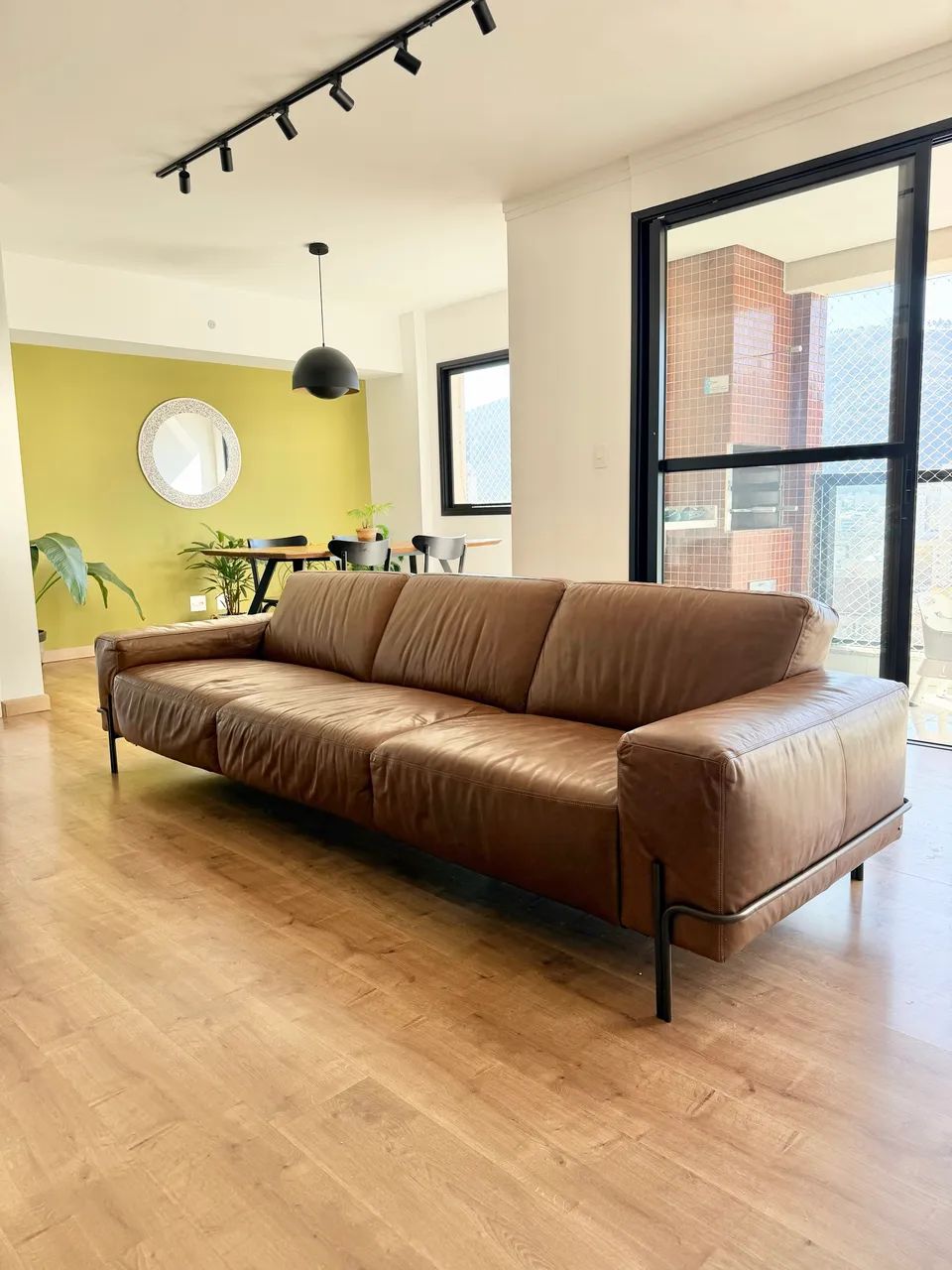 Sofa de couro marrom 3 lugares 