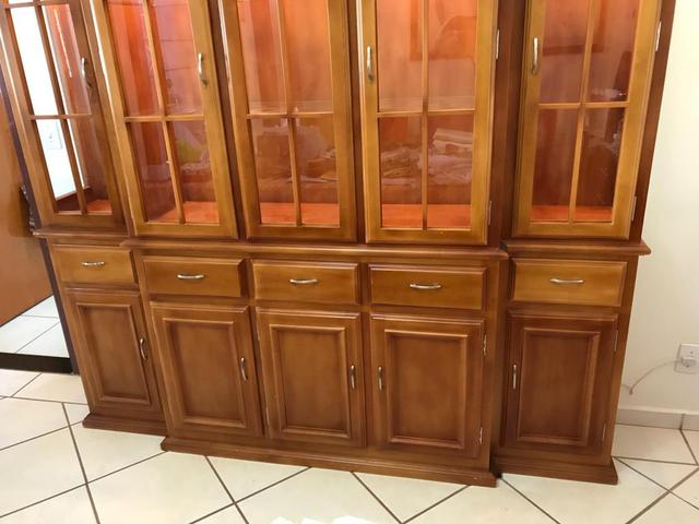 Cristaleira com mesa de 8 cadeiras - Foto 2