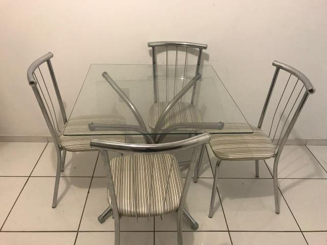 Mesa 4 cadeiras de ferro tampo de vidro