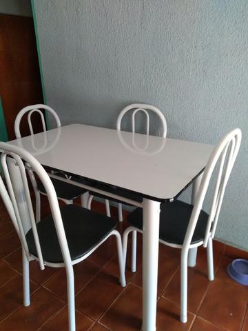 Mesa branco e preto 4 cadeiras