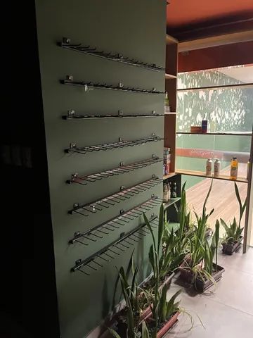 Vendo 7 ganchos para pendurar vários tipos de produtos.