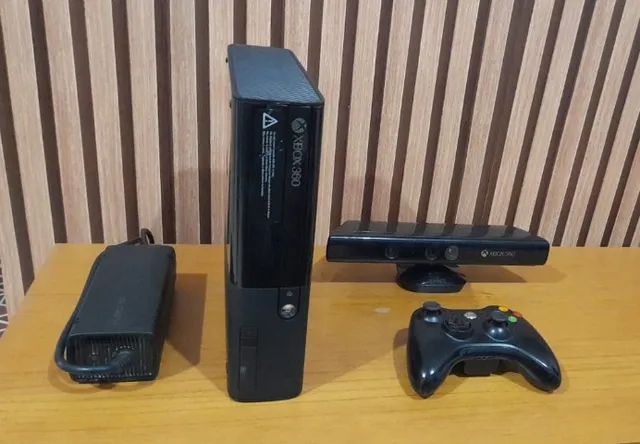 Xbox 360 Slim 4gb + Kinect C/ 2 Jogos Usado em Ótimo Estado