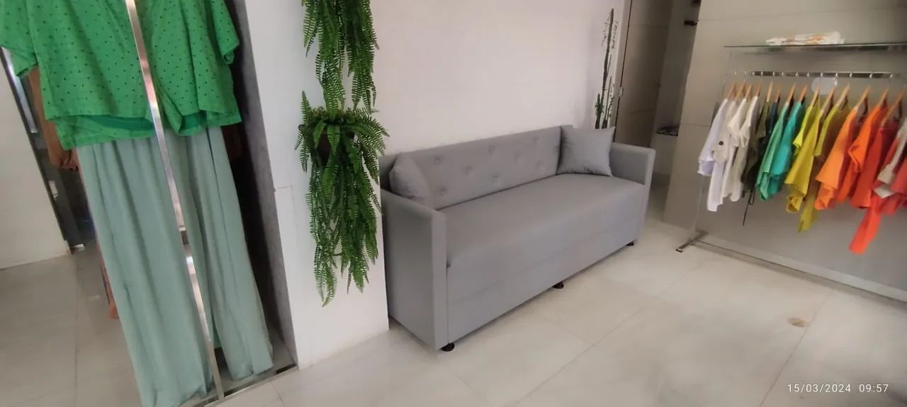 Sofá 3 lugares encosto fixo e almofada brinde em Corino novos - Foto 2