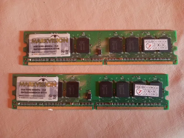 Memória ram 4 Gb. Dois pentes de 2 GB cada.