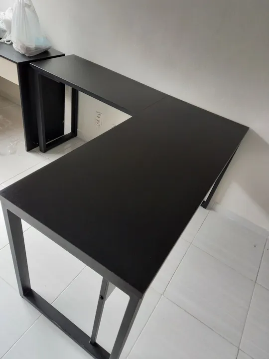 Mesa happy L escritório.