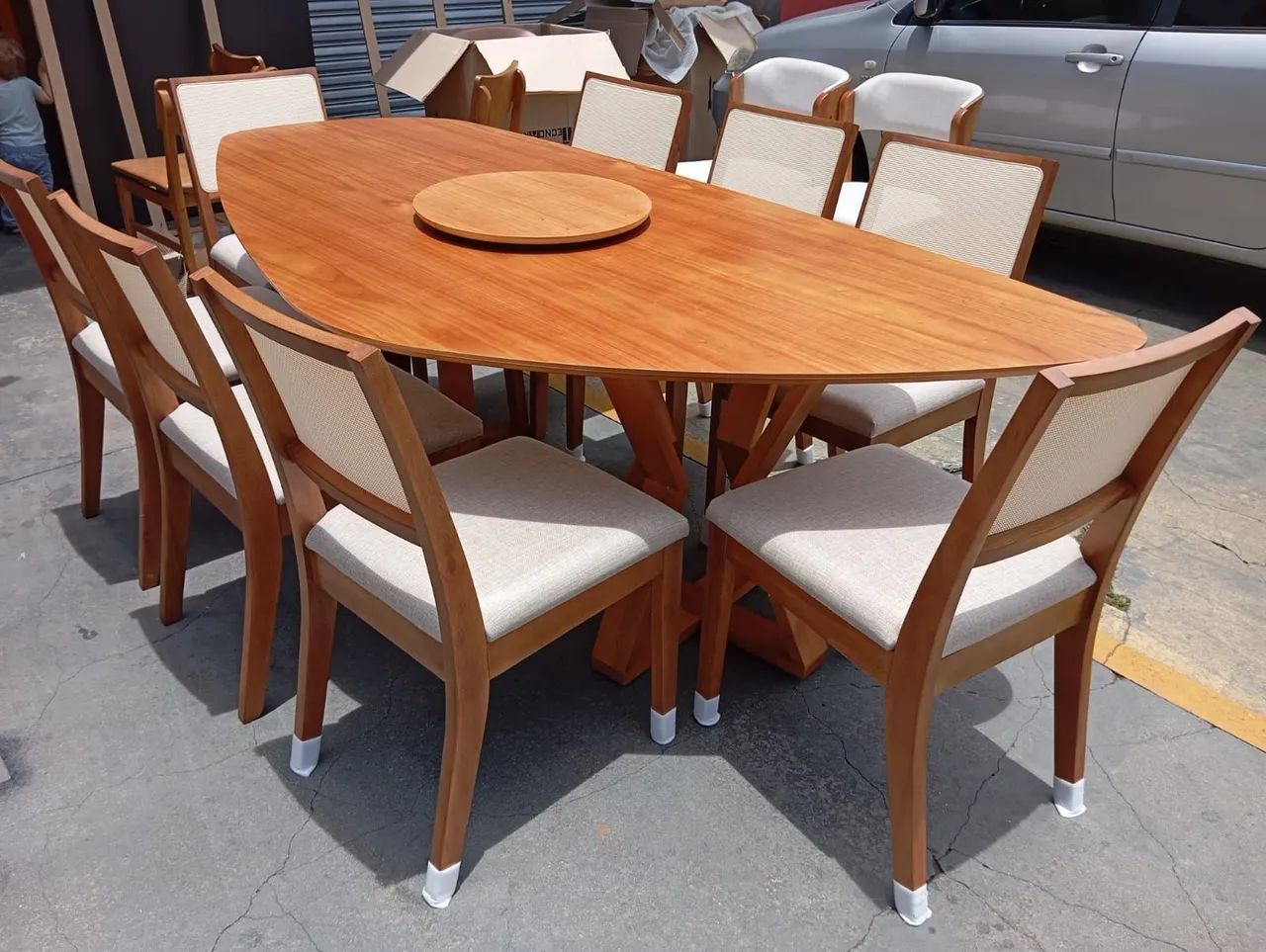 Linda mesa!! Para 8 lugares com cadeira de madeira maciça!! ()/