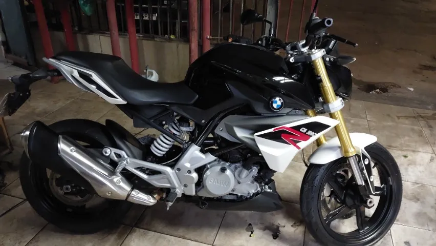 Bmw g310r de garagem