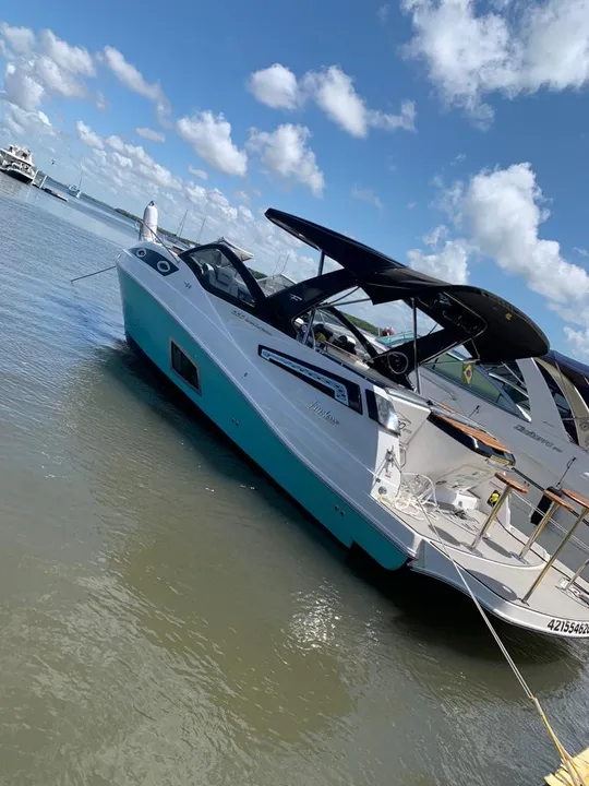 Lancha 333 gran turismo com Interior Luxuoso e Equipamento Completo