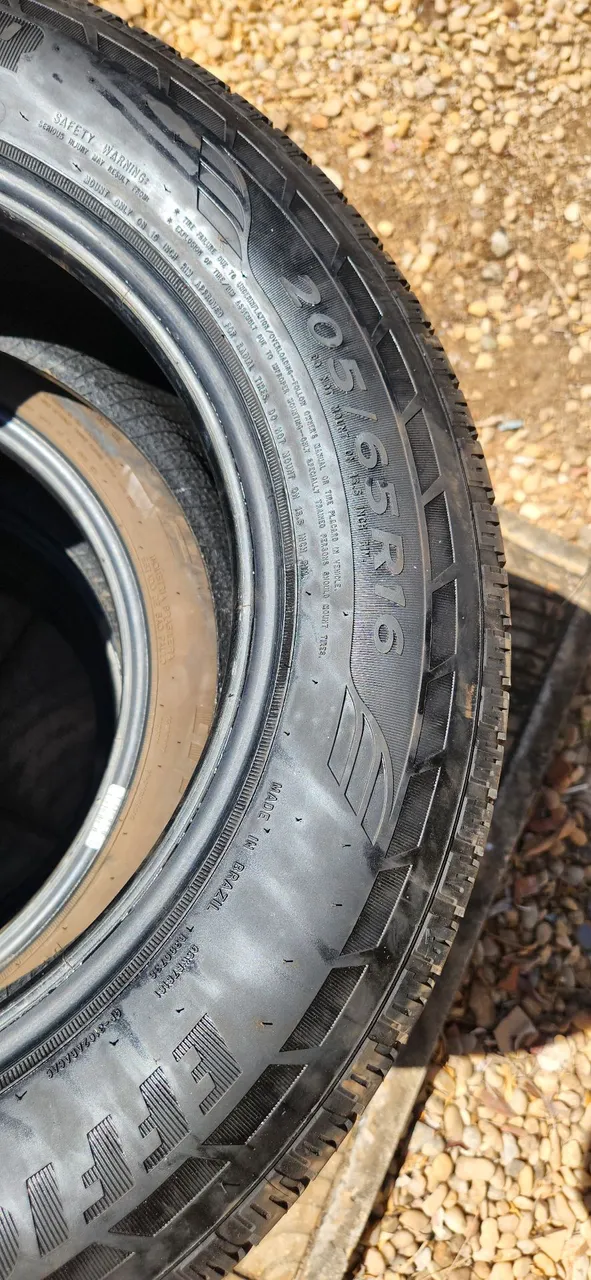 Vendo 4 Pneus 205/65 R16 Goodyear