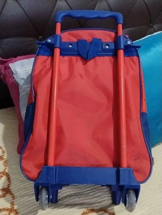Mochila com rodinhas, lancheira e bolsa d brinde - Foto 2