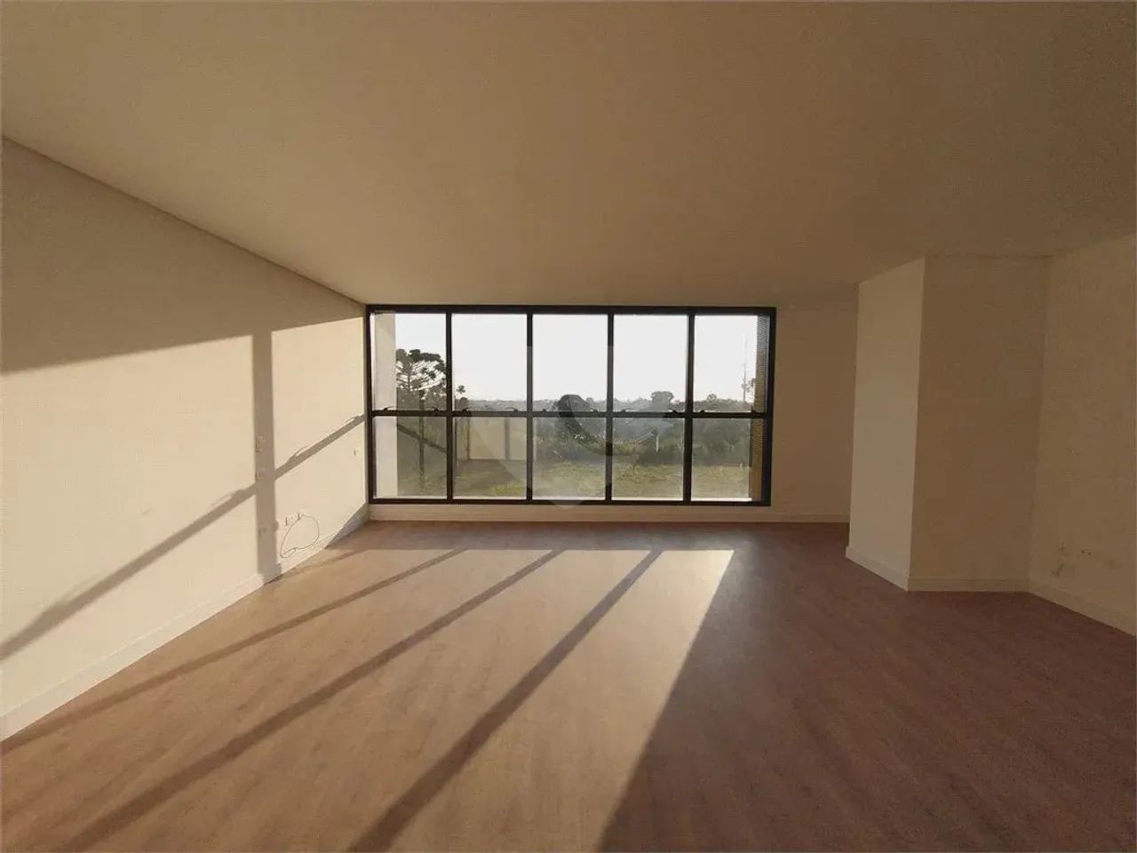 Cobertura Duplex com Suíte, 3 vagas, amplo espaço privativo - Santo Inácio - Curitiba - PR - Foto 2