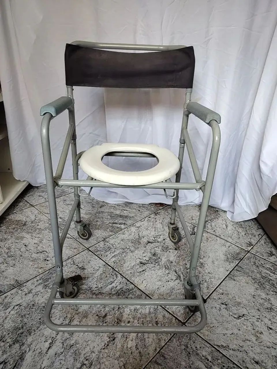 Cadeira de banho e andador  - Foto 2