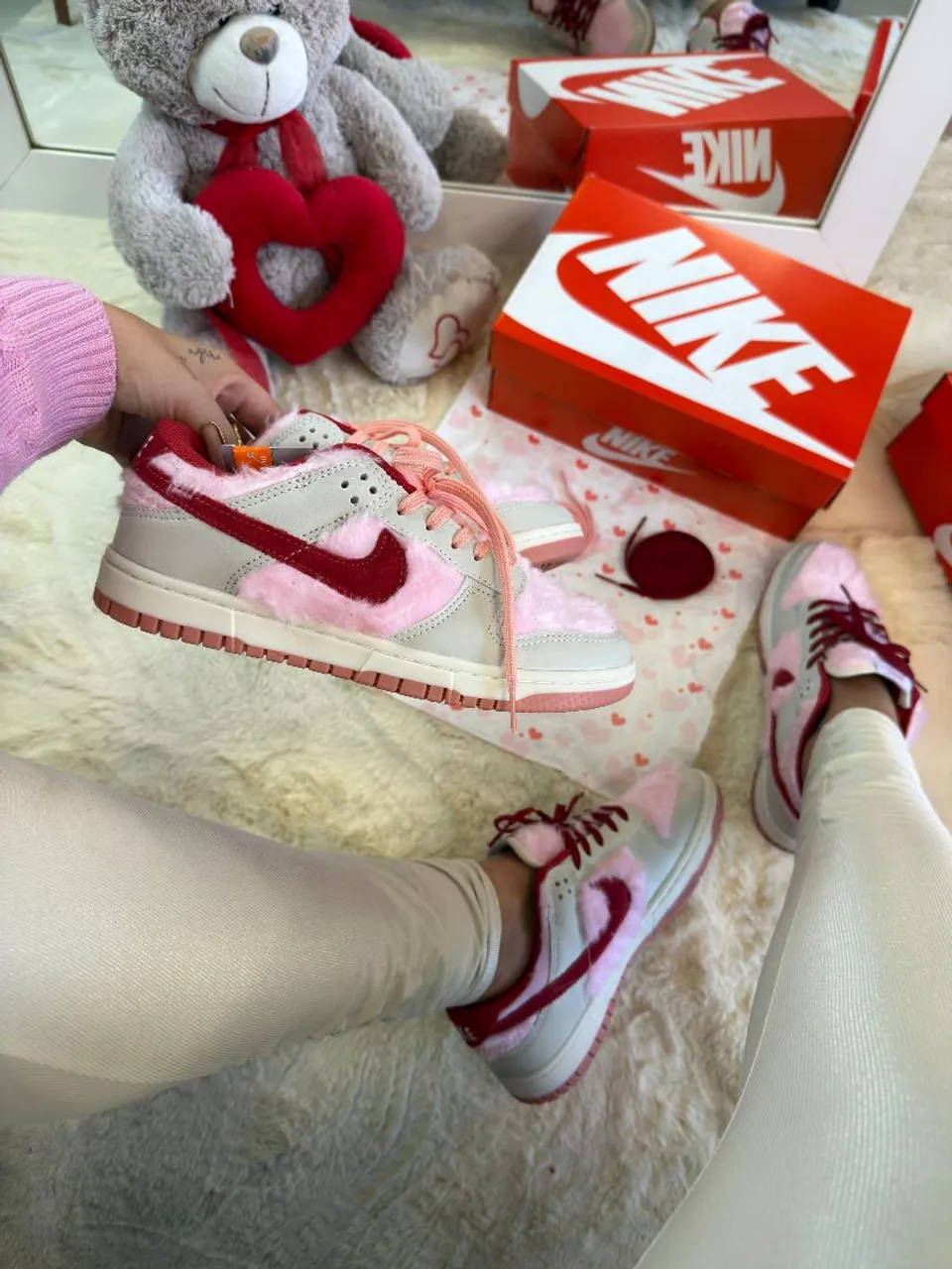 Tênis Nike Dunk Low Pelúciado Rosa e Vermelho - Feminino
