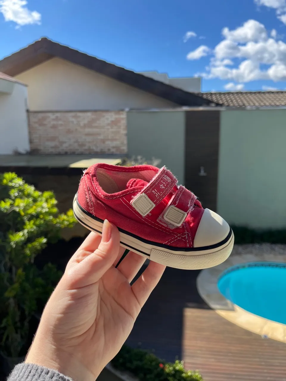 Tênis infantil vermelho com fechamento em velcro Converse tamanho 21
