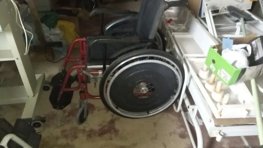 Cadeira de rodas em Alumínio, Dobrável rodas destacáveis ótimo estado, bem conservada - Foto 2