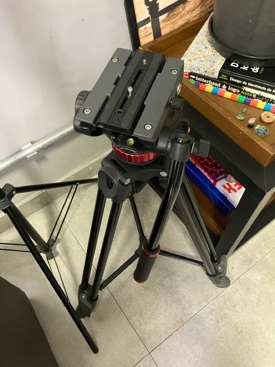 tripe manfrotto em perfeito estado com cabeça hidraulica - Foto 4