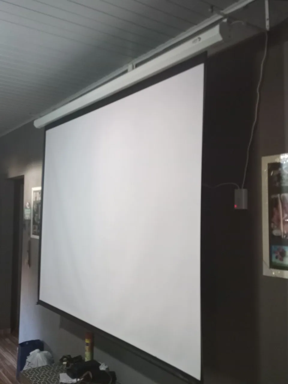 Tela de Projeção Retrátil para Cinema em Casa