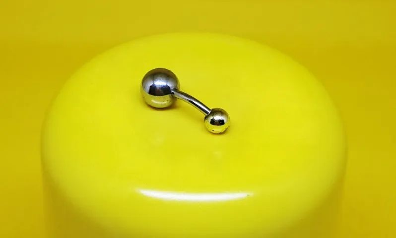 Piercing Curvado para Umbigo - Esfera com Pedra Brilhante - Foto 4