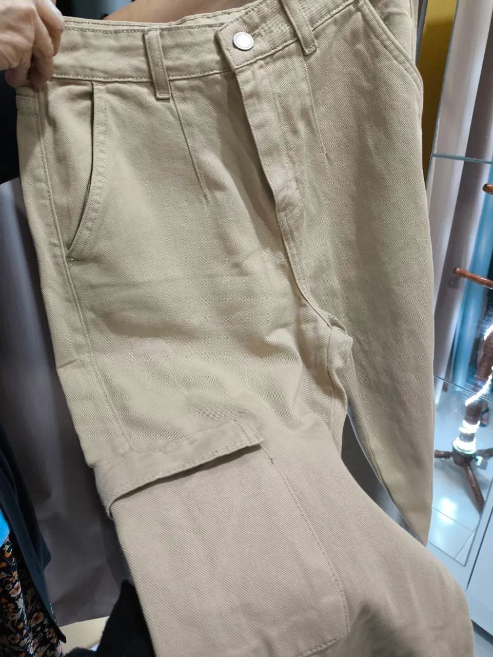 Calça Cargo Bege - Conforto e Estilo para o Seu Dia a Dia! - Foto 2
