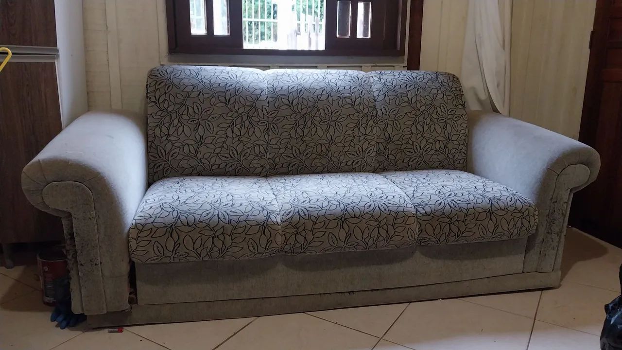 Sofá de 3 lugares, antigo resistente. 