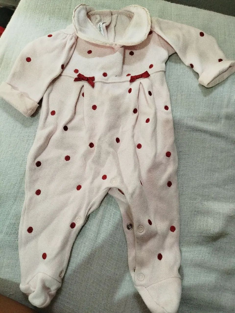 Conjunto de Roupa para Bebê com Detalhes em Cereja - Foto 4