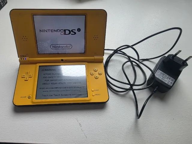 Nintendo DS amarelo com Pokémon White 2