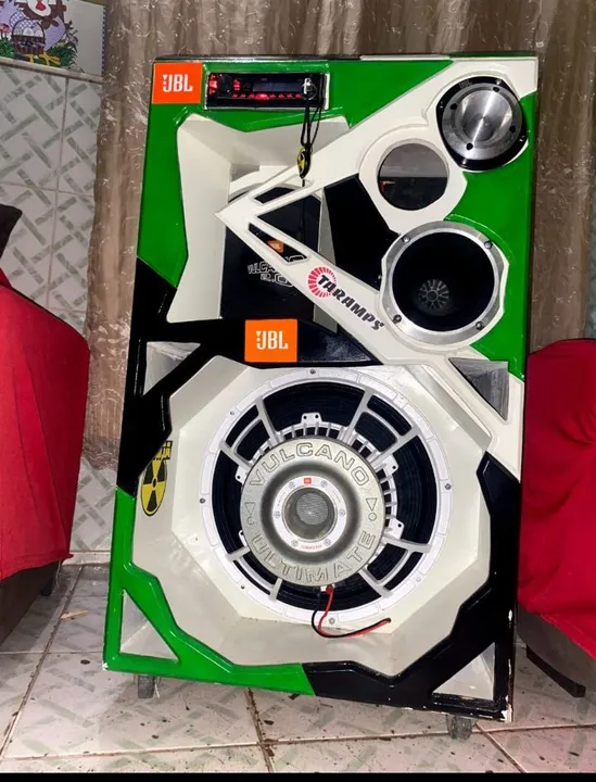 Caixa de Som JBL - grave de 18 médio de 12