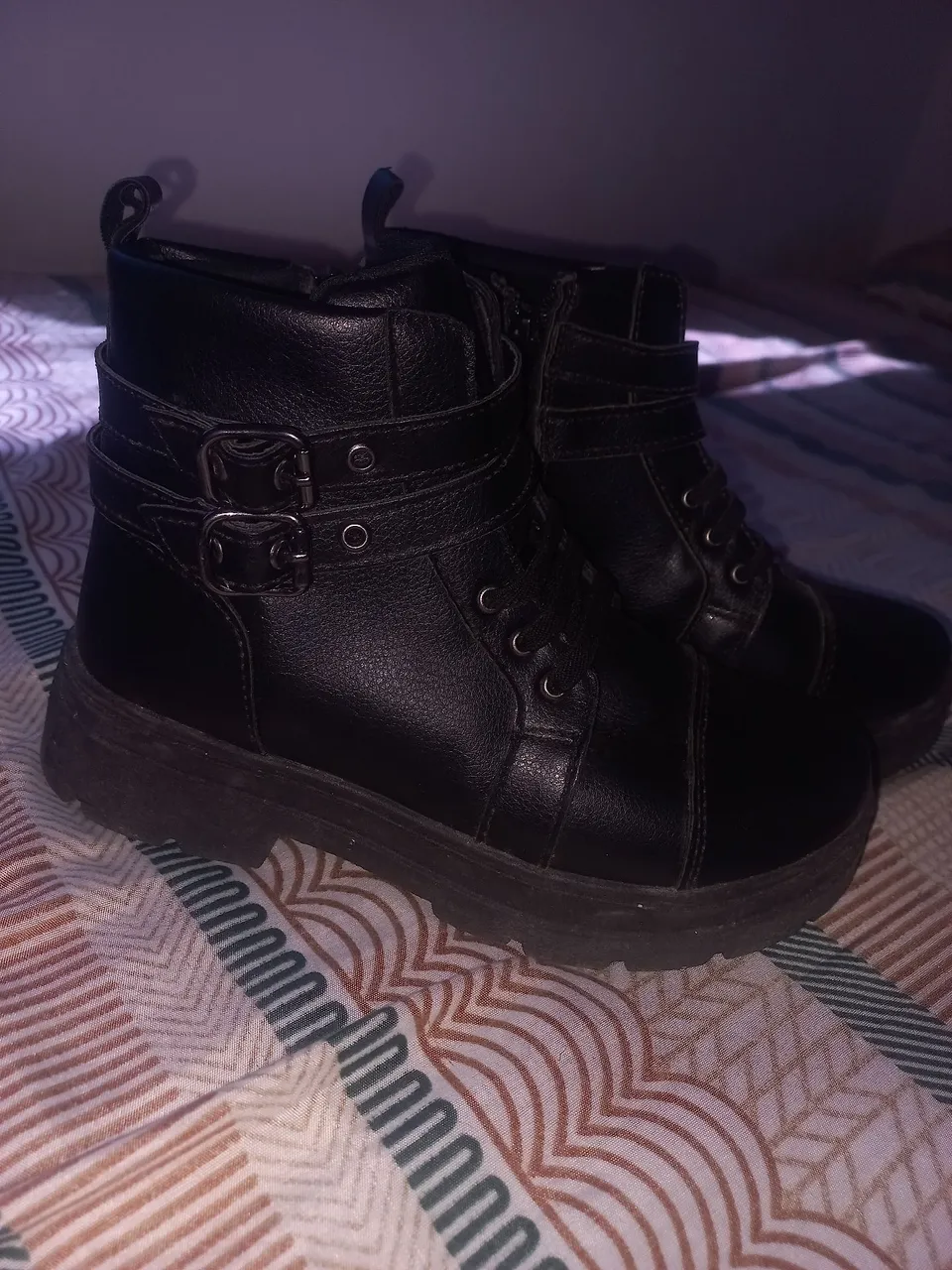 Botas femininas pretas com fivela