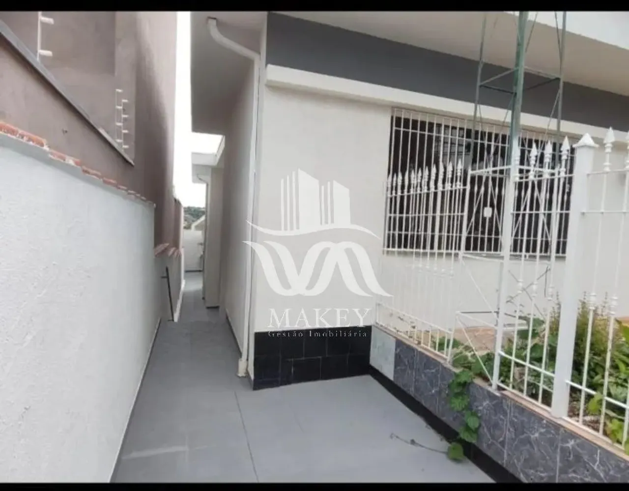 Locação. Casa de fundos, entrada individual, 2 dormitórios, quintal e 1 vaga de garagem -