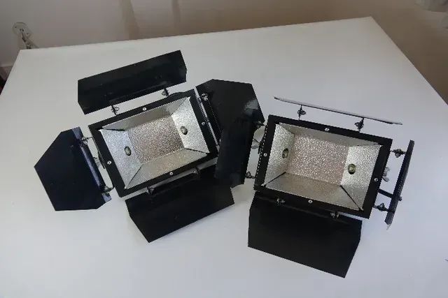 2 Refletores com 4 barndoors, para lâmpadas Tipo Palito, nunca usados