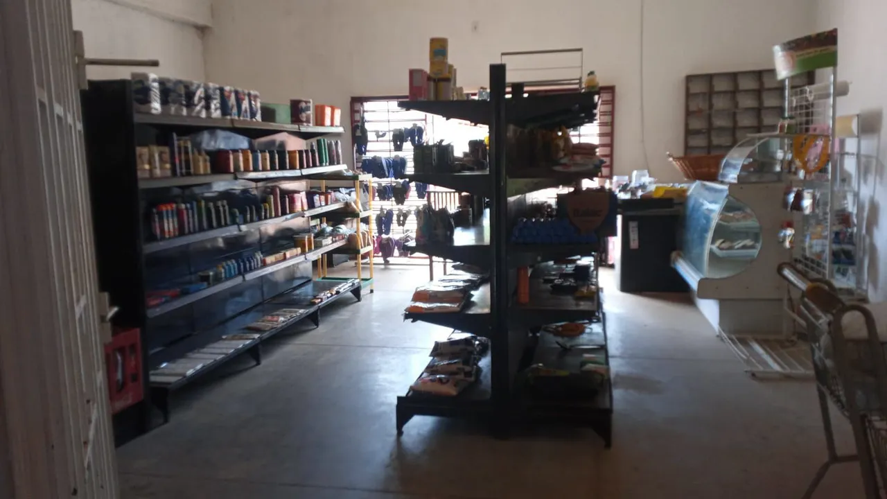 Vende-se ou Aluga-se ponto comercial com casa conjugada no lote.