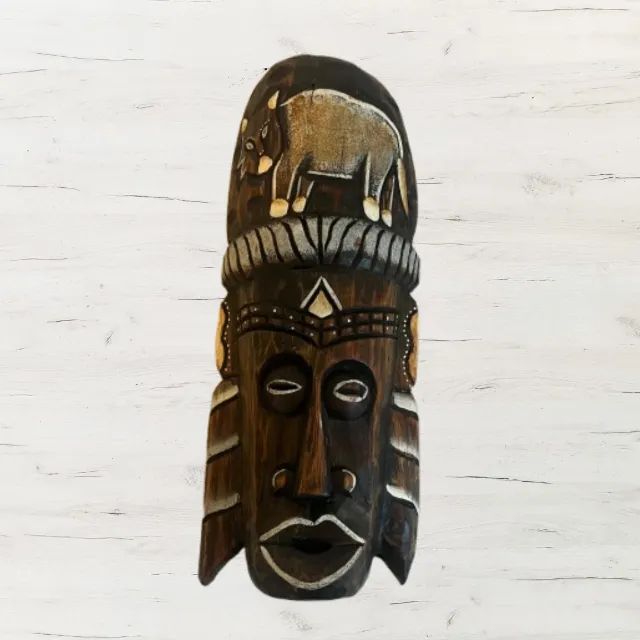 Máscara Tribal Africana em Madeira com Entalhe de Búfalo - Artesanal