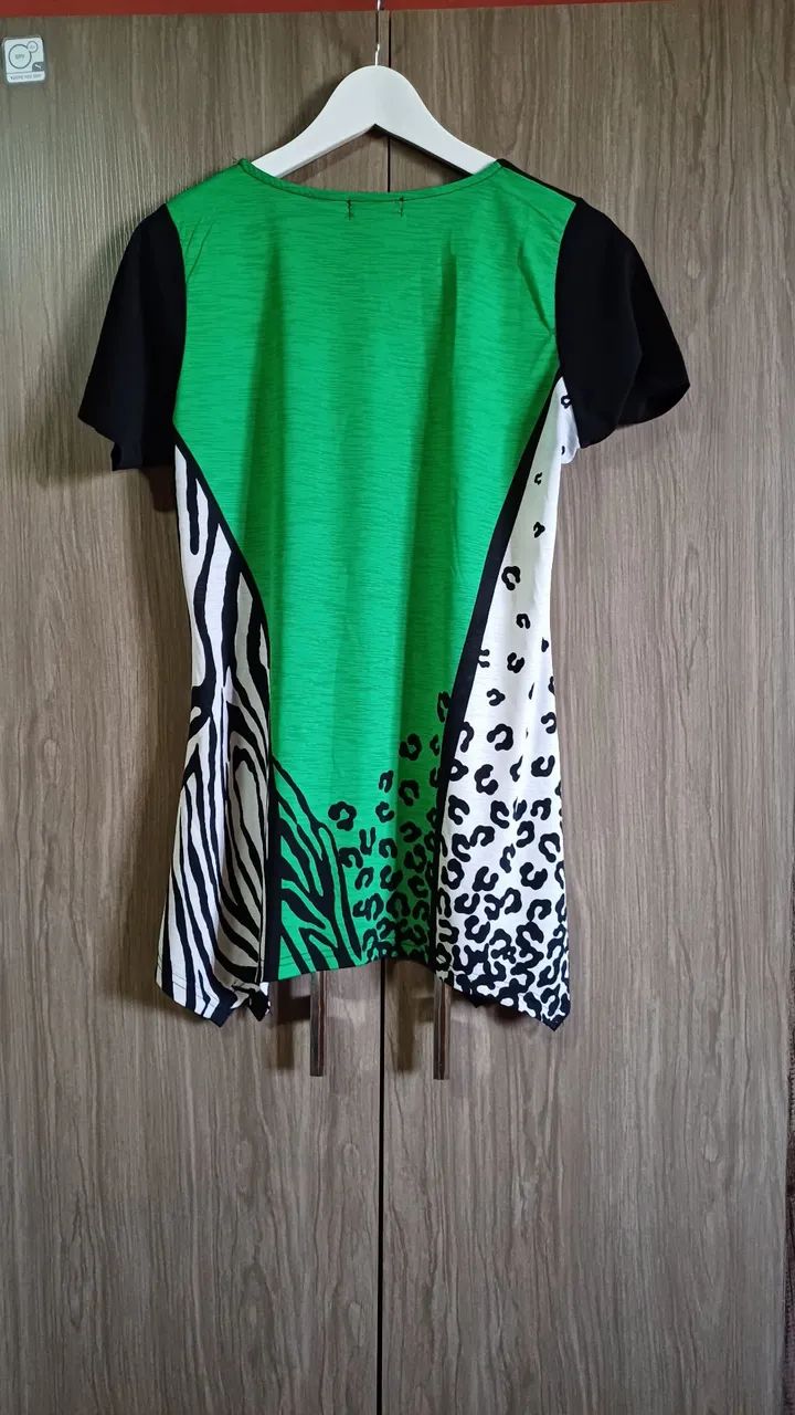 Camiseta feminina verde com borboleta - Foto 2