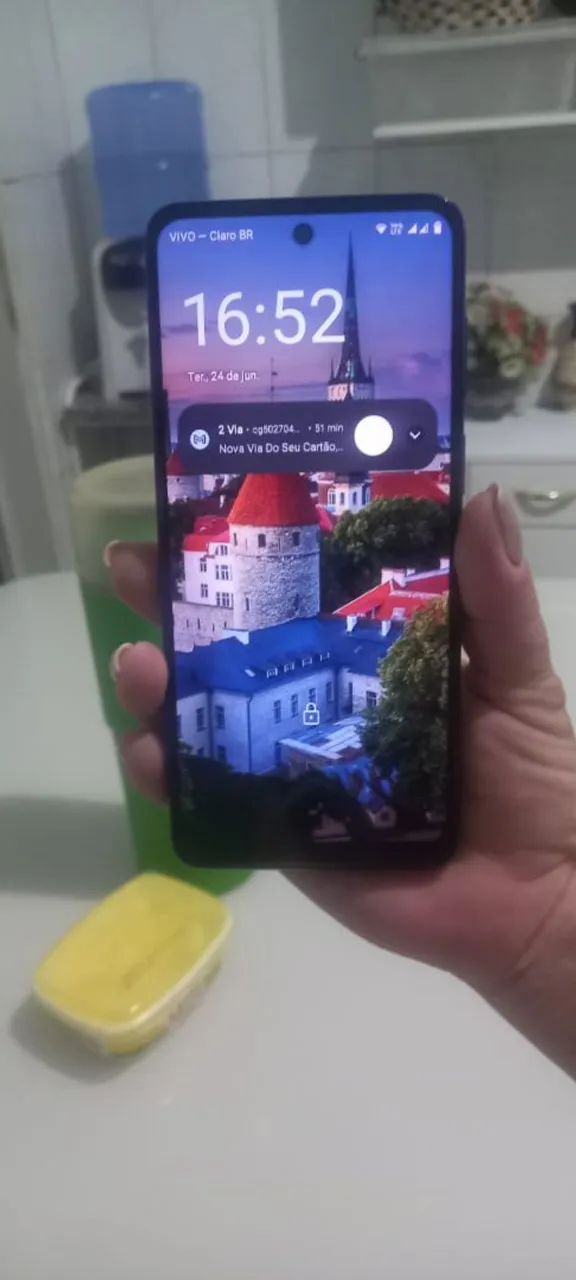 vende-se um moto g22 um trinco fiu de cabelo mas não interfere em nada