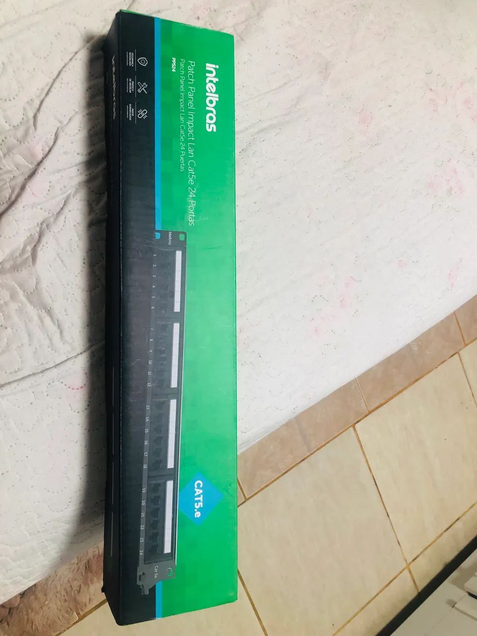 patch panel da marca Intelbras, modelo PP524, com 24 portas para cabos de rede Cat5e.