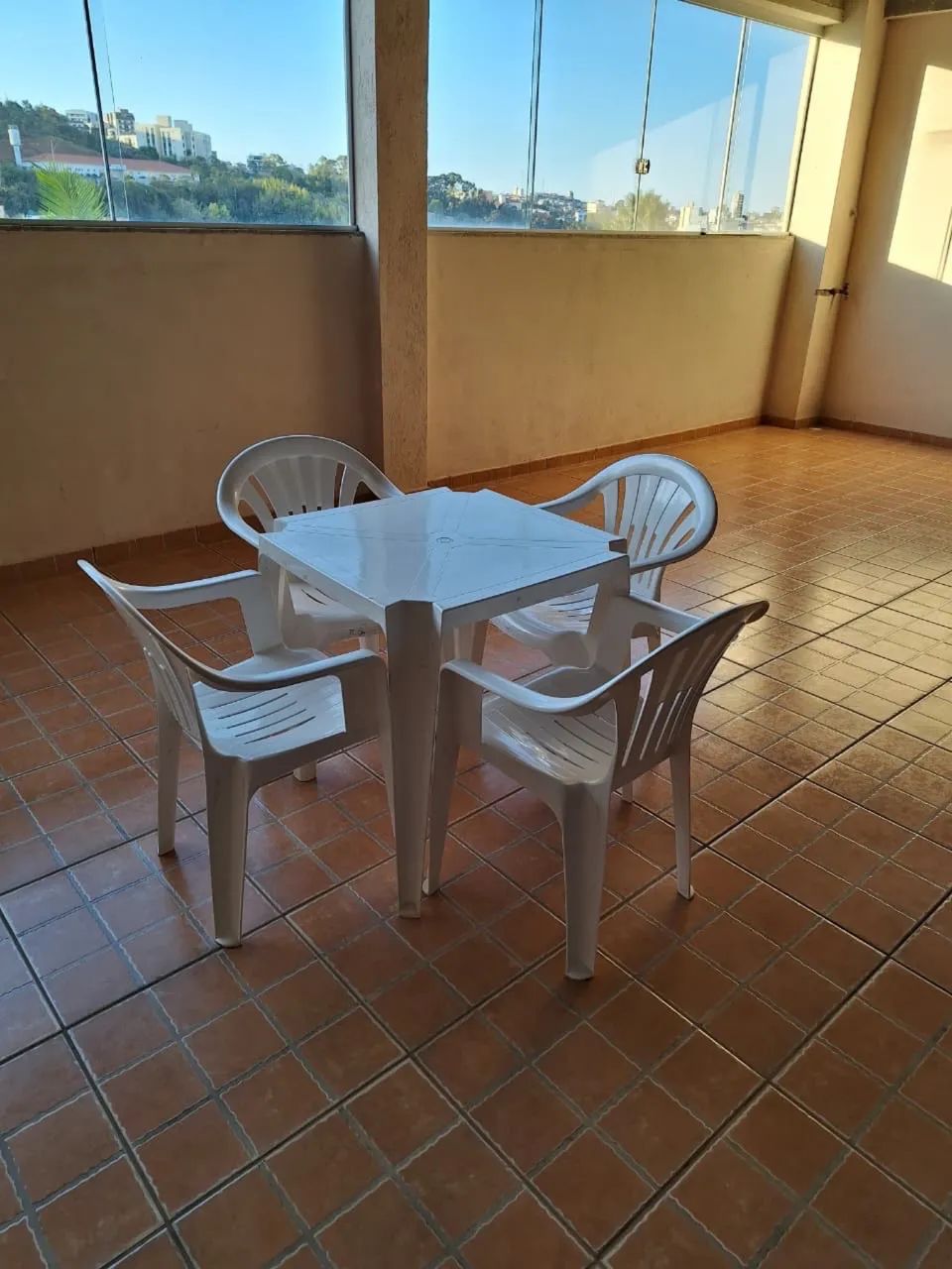 Jogo de 1 mesa + 4 cadeiras de plástico - Foto 5