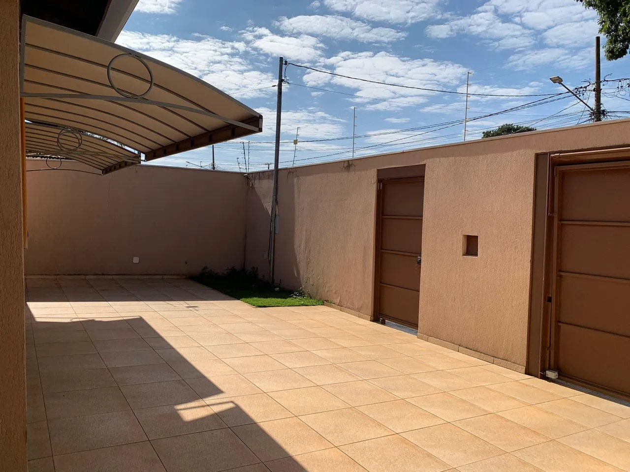 Ampla casa de 3 quartos com duas entradas de garagem.