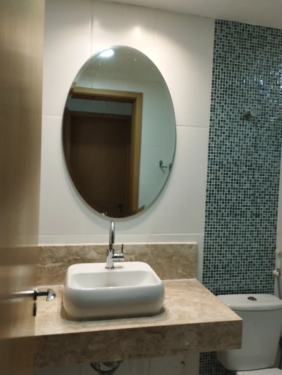 Conjunto completo - Bancada em granito Bege Bahia, Med. 0,95x0,50cm, em bom estado.