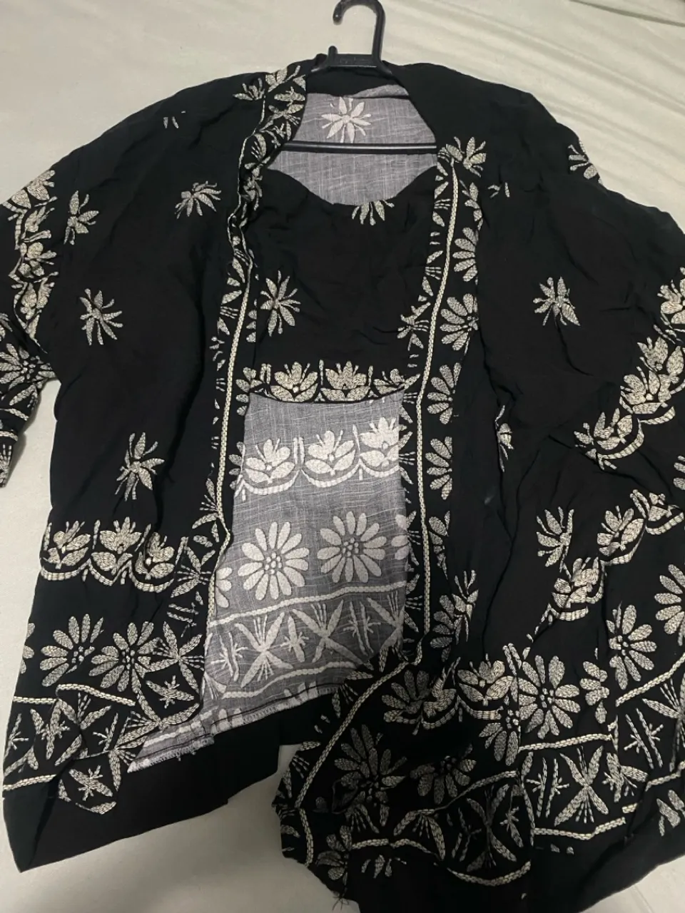Kimono preto com bordado floral