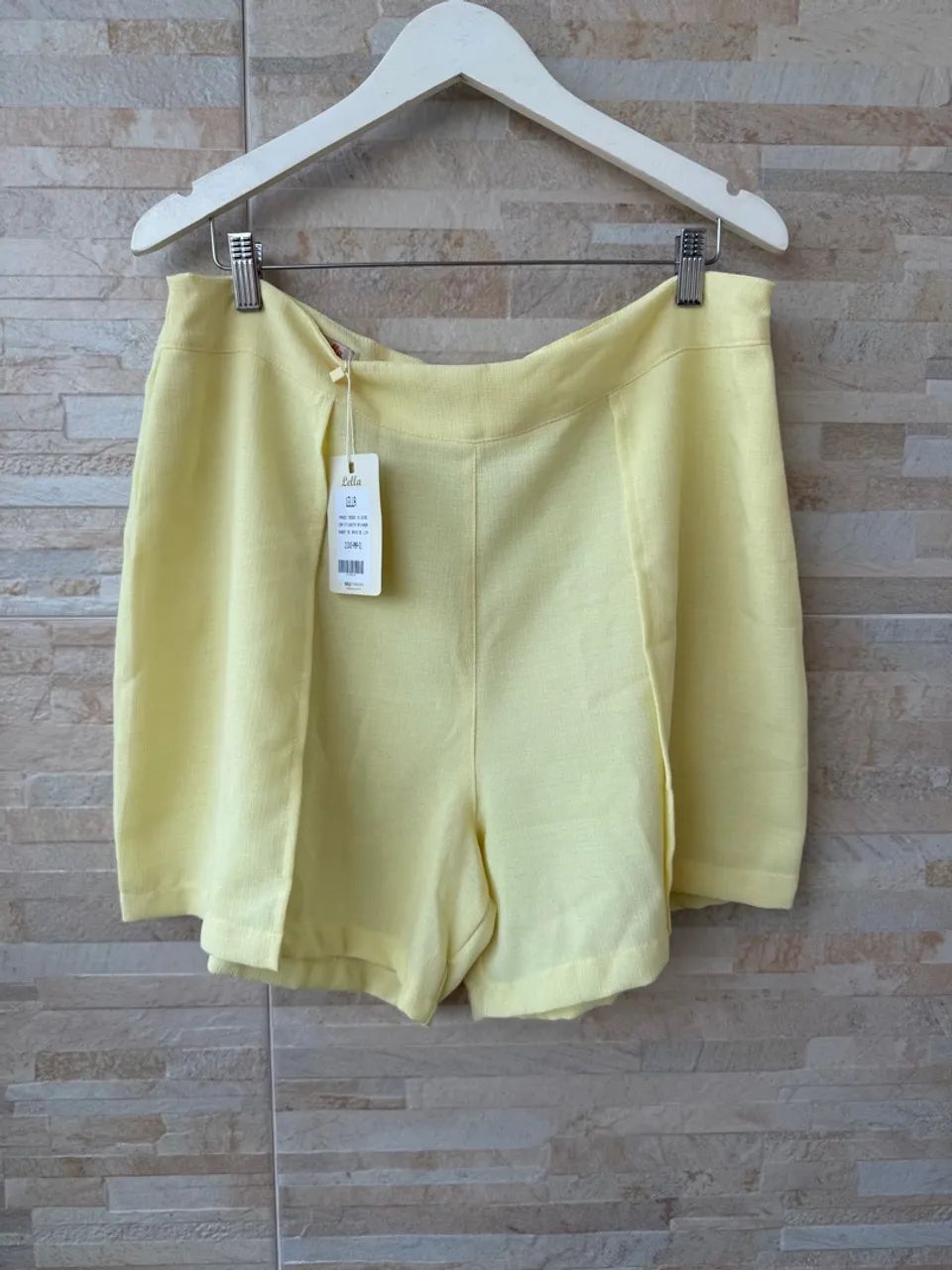 Bermuda plus size amarela, tamanho XXG.