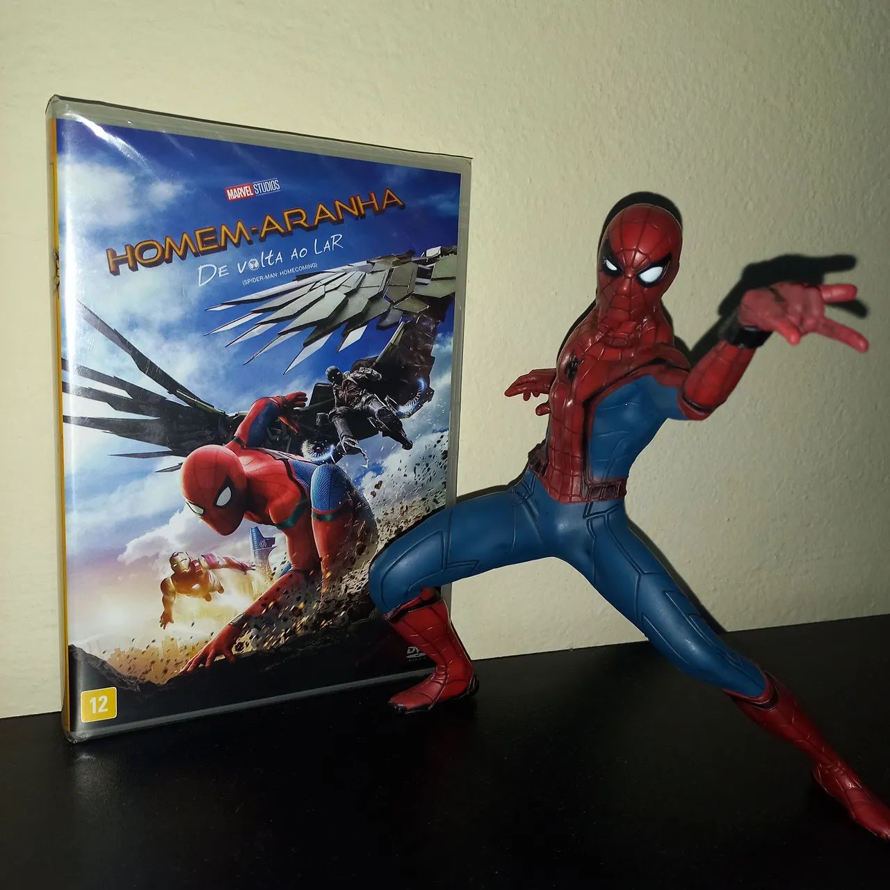 Boneco Homem-Aranha e DVD Homem-Aranha de volta ao lar