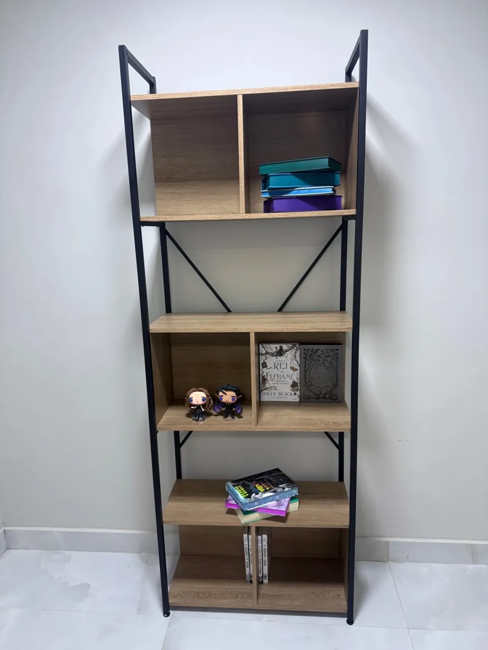 Estante de Livros Alta com Nichos