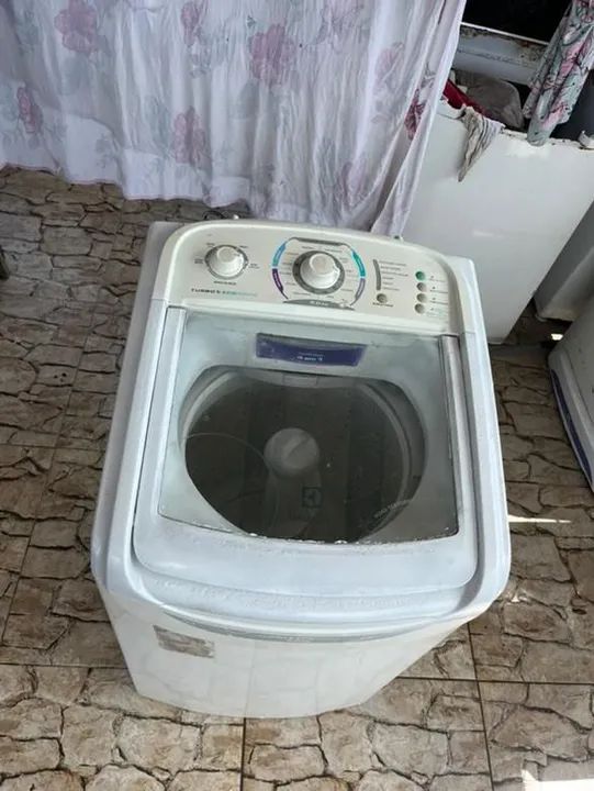 Vendo máquina de lavar roupa 8,5 Eletrolux usada com marca de uso preço 450  - Foto 2