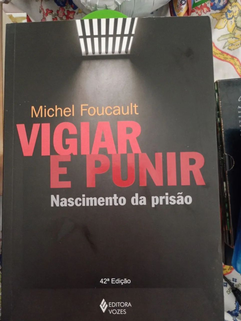 Vigiar e Punir: Nascimento da Prisão - Michel Foucault - Livros e ...