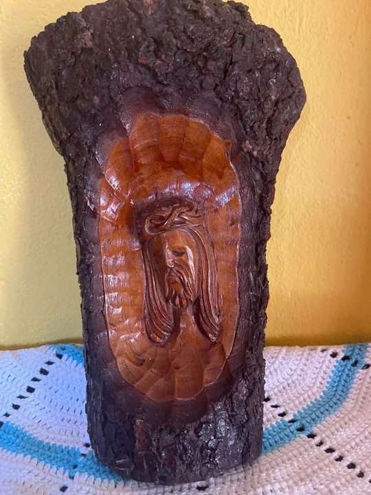 Escultura em madeira  esculpida 