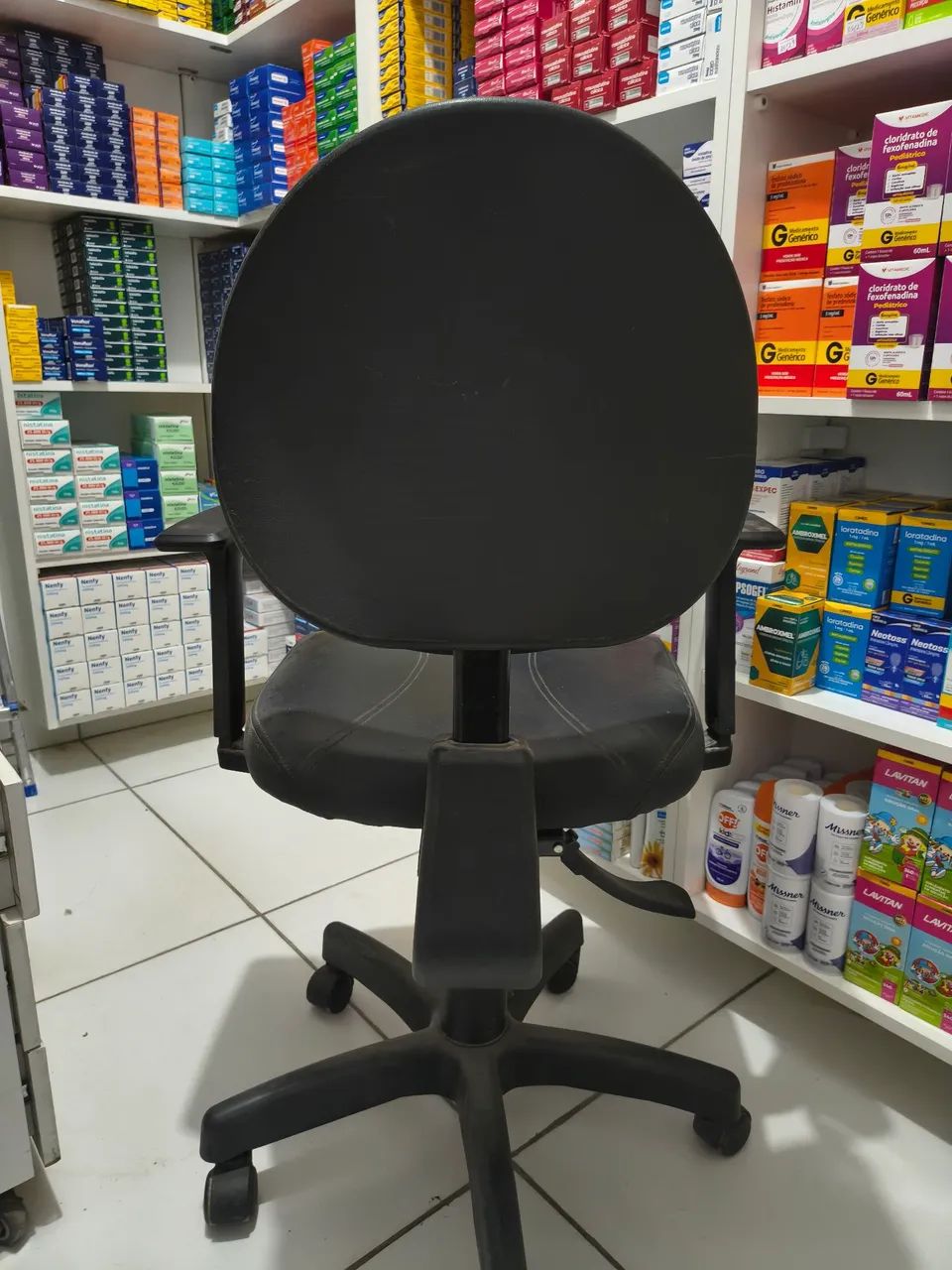 Cadeira escritório em couro, não tem defeito! - Foto 5