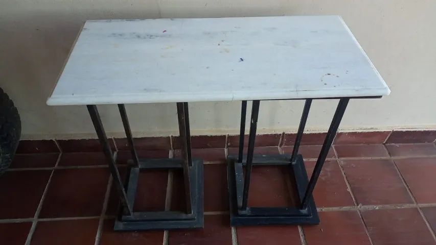 Mesa de mármore e ferro