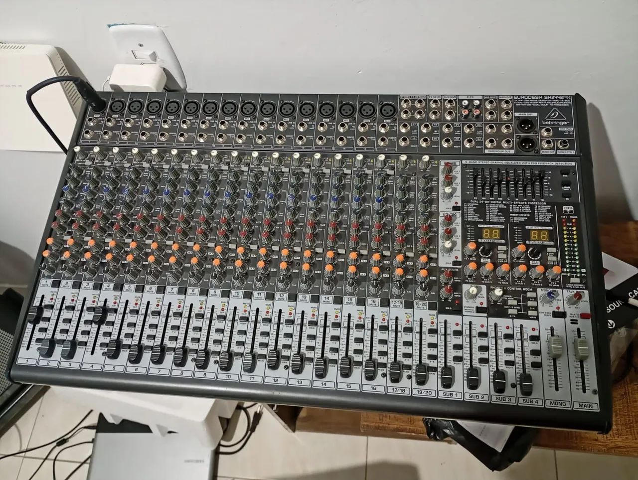 Mesa de Som Beringher SX2442FX efeito duplo