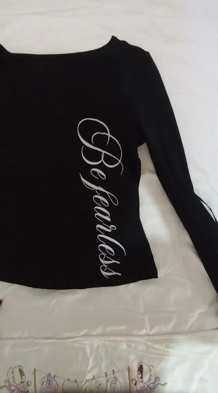 Blusa preta com manga comprida.  - Foto 2
